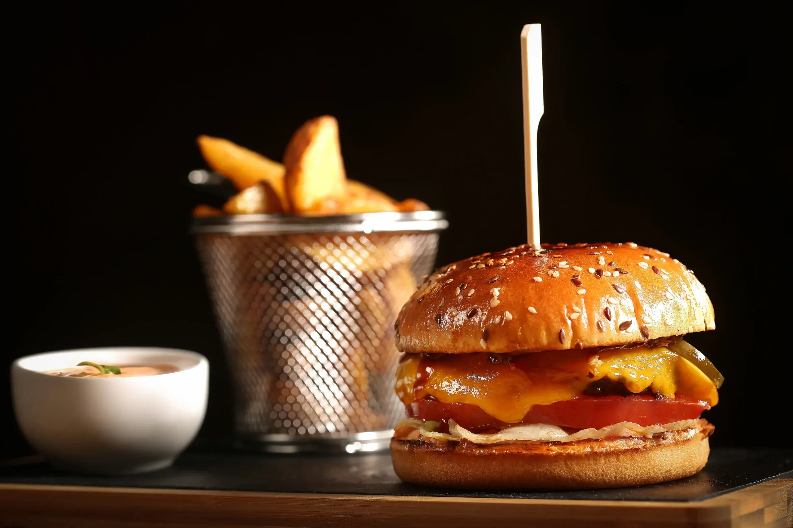 Burger de pui cu cartofi wedges si sos unguresc