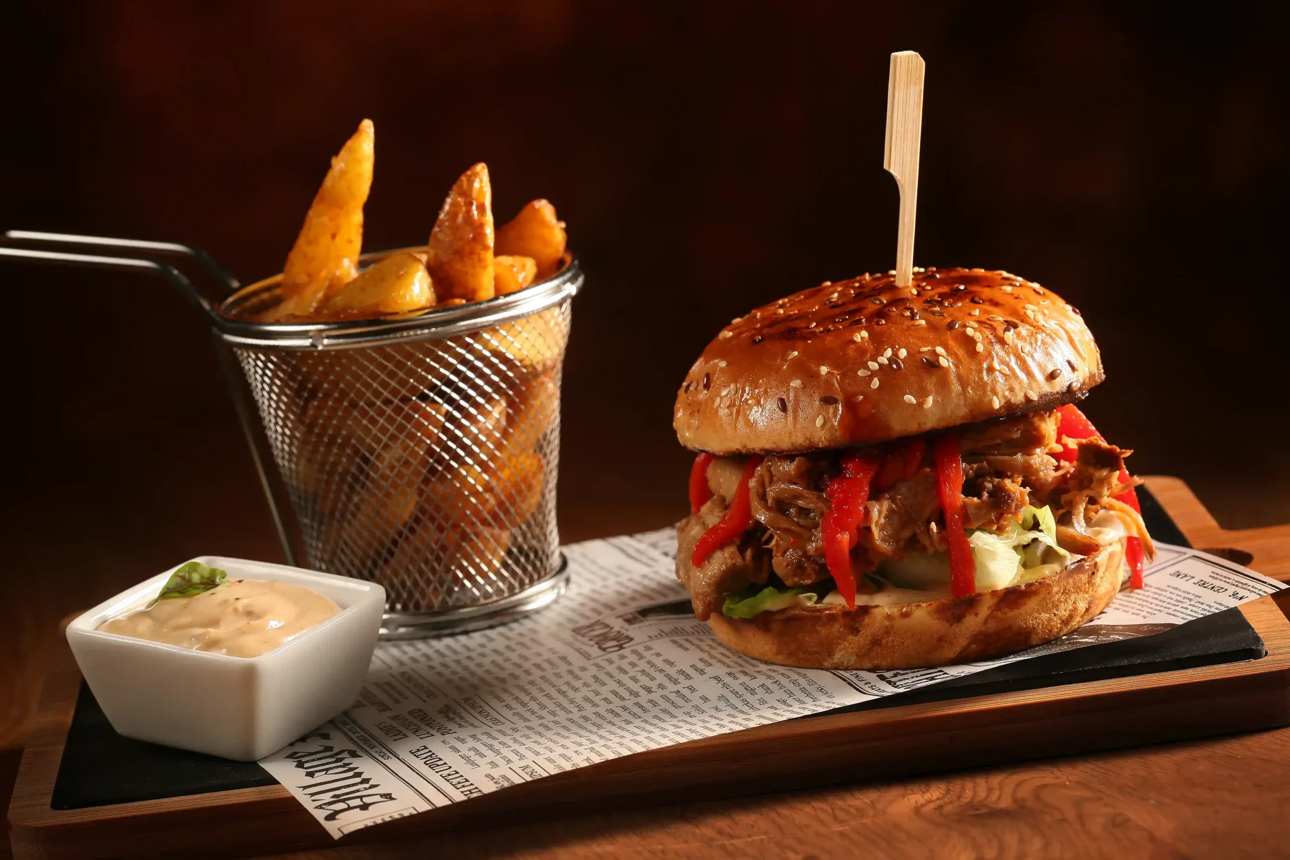 Burger Pulled Pork cu cartofi wedges si sos unguresc