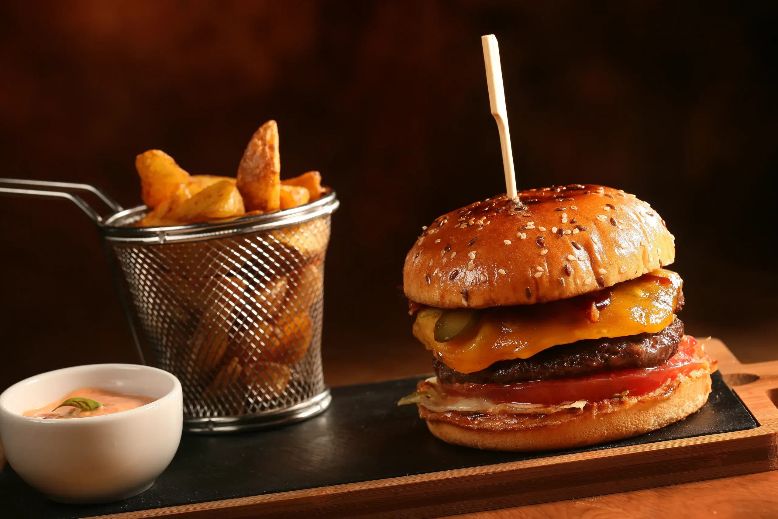 Burger cu cartofi wedges si sos unguresc