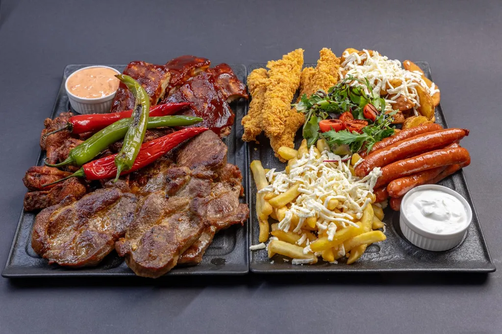 Platou mixt pentru 4 persoane cu ceafă, coaste, cârnăciori, crispy de pui și cartofi
