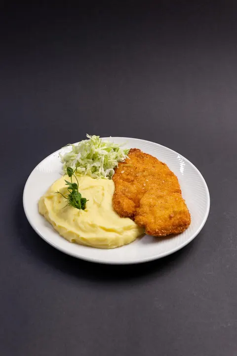 Șnițel de porc în panko cu piure de cartofi și salată de varză